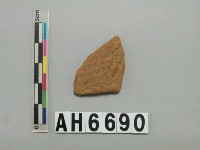 藏品(褐色夾砂陶片)的圖片